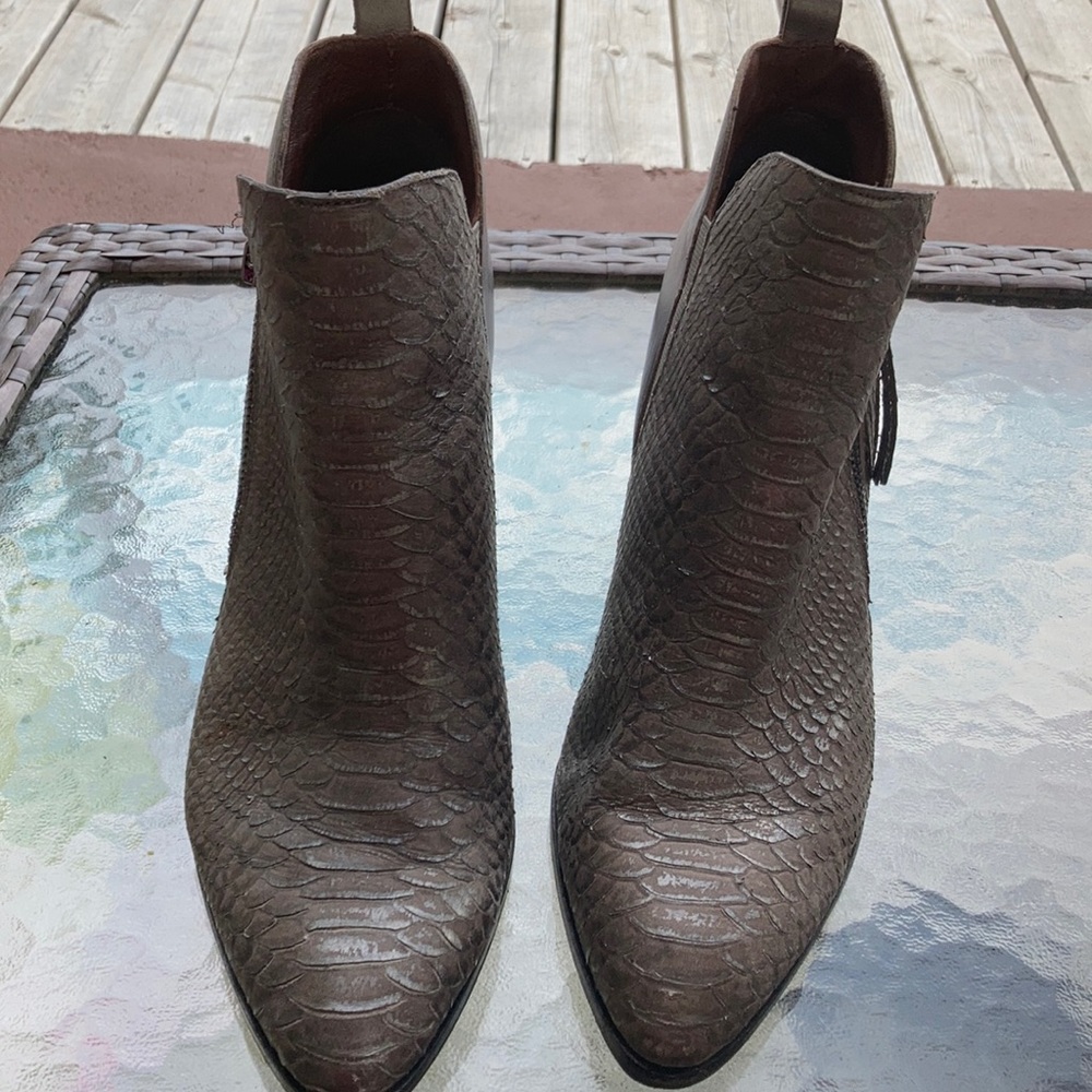 EUC, Beautiful Pewter snake skin all leather short
